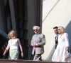 Le roi Charles III d'Angleterre et Camilla Parker Bowles, reine consort d'Angleterre, descendent l'escalier de l'opéra de Sydney lors de leur visite officielle en Australie, le 22 octobre 2024. 