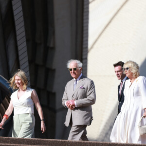 Le roi Charles III d'Angleterre et Camilla Parker Bowles, reine consort d'Angleterre, descendent l'escalier de l'opéra de Sydney lors de leur visite officielle en Australie, le 22 octobre 2024. 