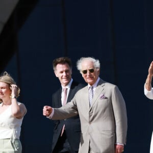 Le roi Charles III d'Angleterre et Camilla Parker Bowles, reine consort d'Angleterre, descendent l'escalier de l'opéra de Sydney lors de leur visite officielle en Australie, le 22 octobre 2024. 