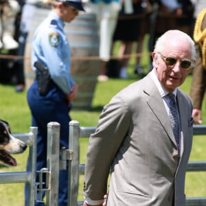 Le roi Charles III d'Angleterre et Camilla Parker Bowles, reine consort d'Angleterre, participent au barbecue communautaire à Sydney, le 22 octobre 2024. 