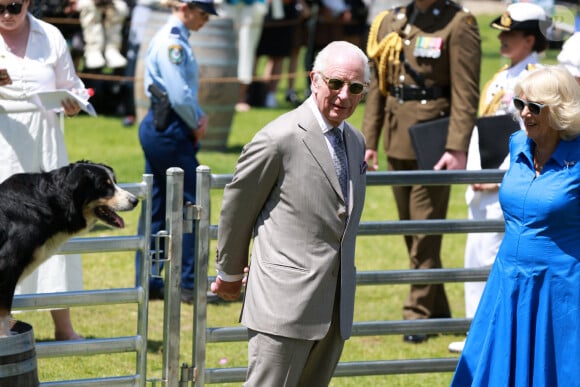 Le roi Charles III d'Angleterre et Camilla Parker Bowles, reine consort d'Angleterre, participent au barbecue communautaire à Sydney, le 22 octobre 2024. 