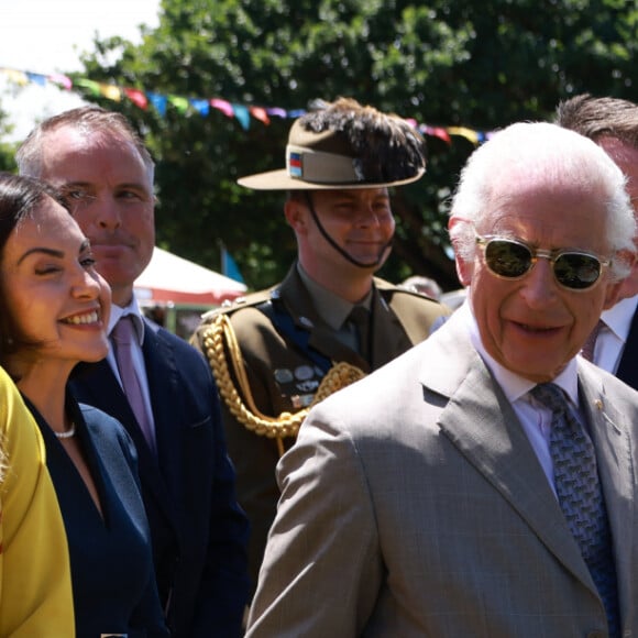 Le roi Charles III d'Angleterre et Camilla Parker Bowles, reine consort d'Angleterre, participent au barbecue communautaire à Sydney, le 22 octobre 2024. 