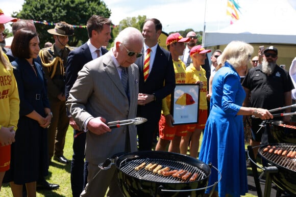 Le roi Charles III d'Angleterre et Camilla Parker Bowles, reine consort d'Angleterre, participent au barbecue communautaire à Sydney, le 22 octobre 2024. 