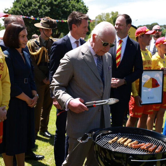 Le roi Charles III d'Angleterre et Camilla Parker Bowles, reine consort d'Angleterre, participent au barbecue communautaire à Sydney, le 22 octobre 2024. 