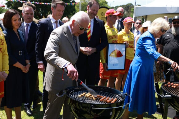 Le roi Charles III d'Angleterre et Camilla Parker Bowles, reine consort d'Angleterre, participent au barbecue communautaire à Sydney, le 22 octobre 2024. 