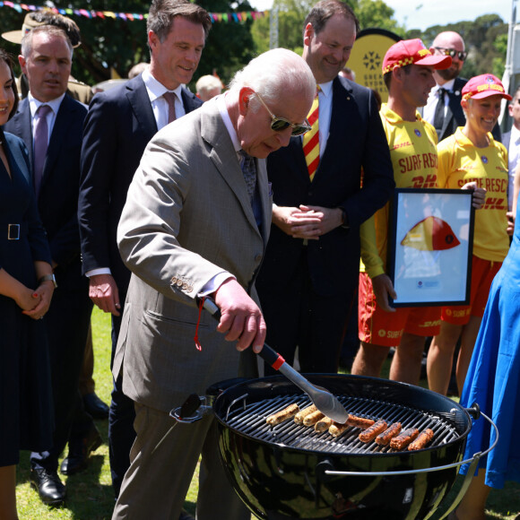 Le roi Charles III d'Angleterre et Camilla Parker Bowles, reine consort d'Angleterre, participent au barbecue communautaire à Sydney, le 22 octobre 2024. 