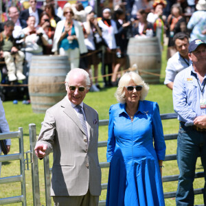 Le roi Charles III d'Angleterre et Camilla Parker Bowles, reine consort d'Angleterre, participent au barbecue communautaire à Sydney, le 22 octobre 2024. 