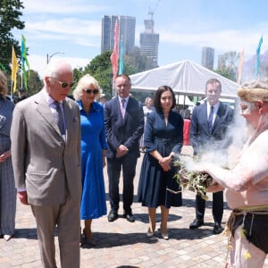 Le roi Charles III d'Angleterre et Camilla Parker Bowles, reine consort d'Angleterre, participent au barbecue communautaire à Sydney, le 22 octobre 2024. 