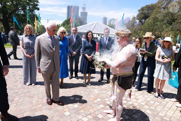 Le roi Charles III d'Angleterre et Camilla Parker Bowles, reine consort d'Angleterre, participent au barbecue communautaire à Sydney, le 22 octobre 2024. 