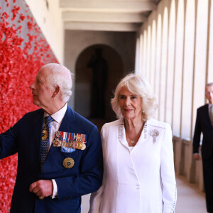 Le roi Charles III d'Angleterre et Camilla Parker Bowles, reine consort d'Angleterre, visitent le Mémorial australien de la guerre à Canberra (Australie), le 21 octobre 2024.