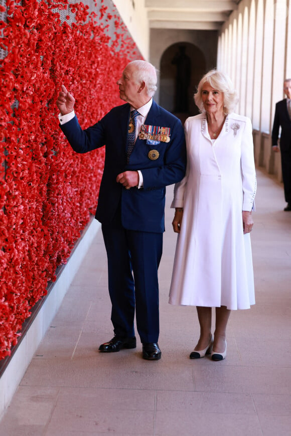 Le roi Charles III d'Angleterre et Camilla Parker Bowles, reine consort d'Angleterre, visitent le Mémorial australien de la guerre à Canberra (Australie), le 21 octobre 2024.