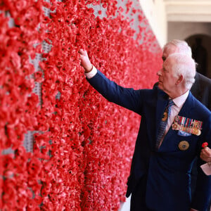 Le roi Charles III d'Angleterre et Camilla Parker Bowles, reine consort d'Angleterre, visitent le Mémorial australien de la guerre à Canberra (Australie), le 21 octobre 2024.