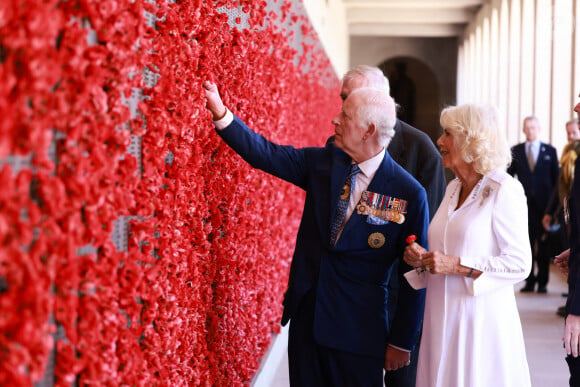 Le roi Charles III d'Angleterre et Camilla Parker Bowles, reine consort d'Angleterre, visitent le Mémorial australien de la guerre à Canberra (Australie), le 21 octobre 2024.