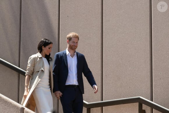 Le prince Harry, duc de Sussex et sa femme Meghan Markle, duchesse de Sussex (enceinte) ont visité le zoo de Taronga puis se sont rendus à l'Opéra de Sydney pour aller à la rencontre des habitants, lors de leur premier voyage officiel le 16 octobre 2018. Ils sont accueillis par Gladys Berejiklian (Premier ministre de la Nouvelle-Galles du Sud). 