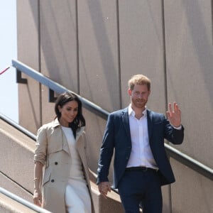 Le prince Harry, duc de Sussex et sa femme Meghan Markle, duchesse de Sussex (enceinte) ont visité le zoo de Taronga puis se sont rendus à l'Opéra de Sydney pour aller à la rencontre des habitants, lors de leur premier voyage officiel le 16 octobre 2018. Ils sont accueillis par Gladys Berejiklian (Premier ministre de la Nouvelle-Galles du Sud). 