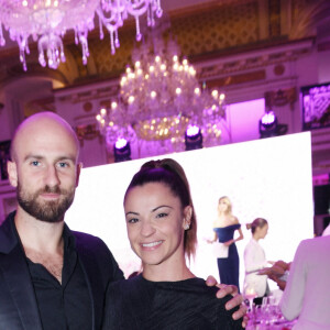 Denitsa Ikonomova (enceinte) et son compagnon François Alu - Photocall du 5ème gala de charité de l'association "Les Bonnes Fées" à l'occasion de la campagne mondiale "Octobre Rose" à l'hôtel Peninsula, Paris le 3 octobre 2024. © Rachid Bellak/Bestimage 