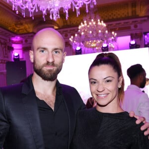 Denitsa Ikonomova (enceinte) et son compagnon François Alu - Photocall du 5ème gala de charité de l'association "Les Bonnes Fées" à l'occasion de la campagne mondiale "Octobre Rose" à l'hôtel Peninsula, Paris le 3 octobre 2024. © Rachid Bellak/Bestimage 