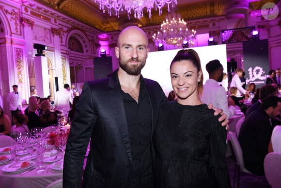 Denitsa Ikonomova (enceinte) et son compagnon François Alu - Photocall du 5ème gala de charité de l'association "Les Bonnes Fées" à l'occasion de la campagne mondiale "Octobre Rose" à l'hôtel Peninsula, Paris le 3 octobre 2024. © Rachid Bellak/Bestimage 