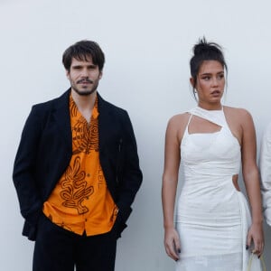 Un "amour ouf" pour la jeune femme qui ne pensait pas du tout faire sa vie avec un acteur. 
François Civil, Adèle Exarchopoulos et Jonathan Cohen - Les célébrités au photocall du défilé Jacquemus pour la présentatation de la toute dernière collection "Le Raphia" au Bourget, Seine-Saint-Denis (93), France, le 12 décembre 2022.