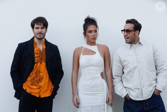 Un "amour ouf" pour la jeune femme qui ne pensait pas du tout faire sa vie avec un acteur. 
François Civil, Adèle Exarchopoulos et Jonathan Cohen - Les célébrités au photocall du défilé Jacquemus pour la présentatation de la toute dernière collection "Le Raphia" au Bourget, Seine-Saint-Denis (93), France, le 12 décembre 2022.