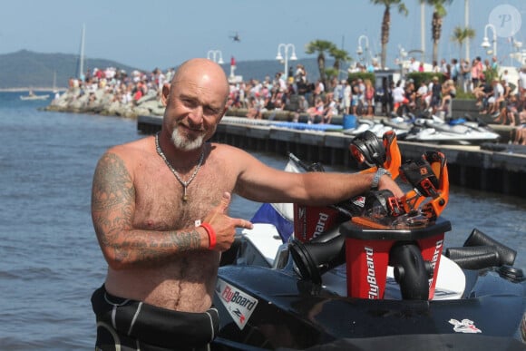 Lagaf' est revenu à ses amours pour les sports mécaniques...58 flyboardeurs internationaux étaient présents ce dimanche 14 juin 2015, à Cavalaire, pour battre un record du monde détenu par les Etats-Unis. Pari tenu pour Vincent Lagaf' et Francky Zapata, les organisateurs de cette manifestation "Brietling Flyboard Familiy".