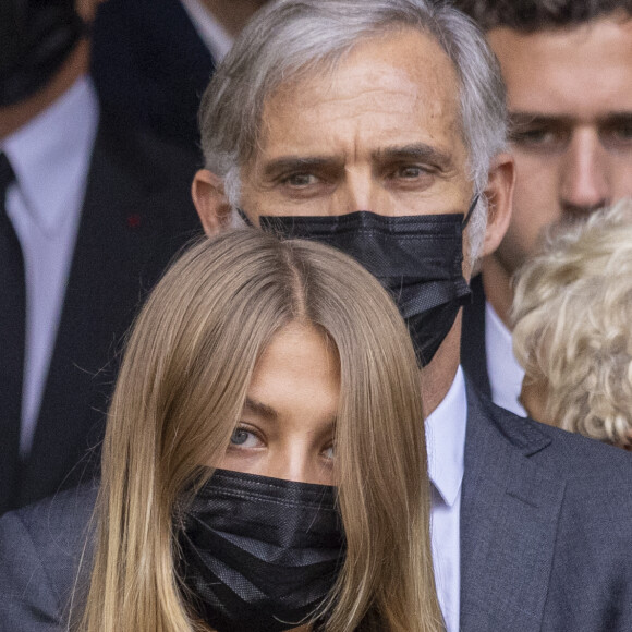 Une terrible guerre judiciaire qui oppose Patricia, Paul et Stella, les enfants de l'icône.
Stella Belmondo, Paul Belmondo - Sorties - Obsèques de Jean-Paul Belmondo en l'église Saint-Germain-des-Prés, à Paris le 10 septembre 2021. © Cyril Moreau / Bestimage