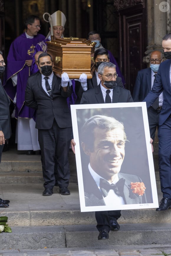 Trois ans après la disparition de Jean-Paul Belmondo, son héritage déchire à ce jour sa famille.
Illustration - Sorties - Obsèques de Jean-Paul Belmondo en l'église Saint-Germain-des-Prés, à Paris le 10 septembre 2021. © Cyril Moreau / Bestimage