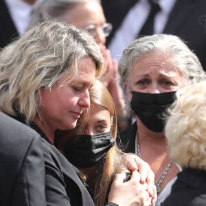 Luana et Stella Belmondo, Florence Belmondo - Sorties - Obsèques de Jean-Paul Belmondo en l'église Saint-Germain-des-Prés, à Paris le 10 septembre 2021. © Dominique Jacovides / Bestimage