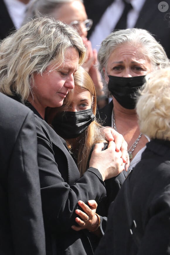 Luana et Stella Belmondo, Florence Belmondo - Sorties - Obsèques de Jean-Paul Belmondo en l'église Saint-Germain-des-Prés, à Paris le 10 septembre 2021. © Dominique Jacovides / Bestimage