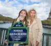 A la naissance de Stella en août 2003, l'ex-mari de Luana Belmondo n'aurait visiblement pas "bondi de joie". "Il a clairement fait comprendre à son père que ça ne lui faisait pas plaisir d'avoir une petite soeur et de devoir partager encore l'héritage", a révélé une source familiale.
Stella Belmondo et sa mère Natty Belmondo - Inauguration de "La promenade Jean-Paul Belmondo" au terre-plein central du pont de Bir-Hakeim, ouvrage public communal situé sous le viaduc du métro aérien, à Paris (15e, 16e) le 12 avril 2023.