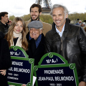 Rien ne va plus au sein du clan Belmondo !
Alessandro Belmondo et son fils Vahé, Giacomo Belmondo, Luana Belmondo, Muriel Belmondo, Stella Belmondo, Alain Belmondo, Paul Belmondo, Victor Belmondo - Inauguration de "La promenade Jean-Paul Belmondo" au terre-plein central du pont de Bir-Hakeim, ouvrage public communal situé sous le viaduc du métro aérien, à Paris (15e, 16e).