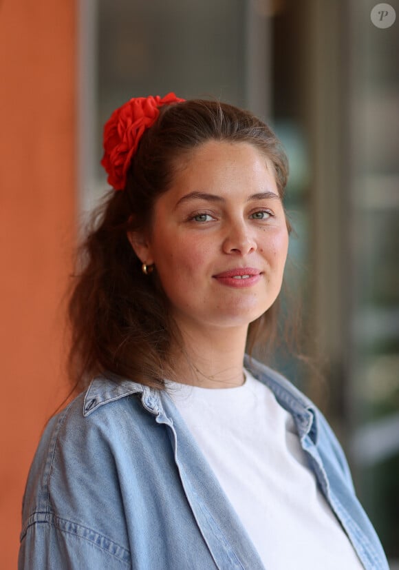 L'une d'entre elles consistait notamment à plonger dans une énorme piscine à boules roses comme en témoigne la publication Instagram de Marie-Ange Casta en guise de résumé de cette belle journée.
Marie-Ange Casta au village lors des Internationaux de France de tennis de Roland Garros 2023, à Paris, France, le 8 juin 2023. © Jacovides-Moreau/Bestimage