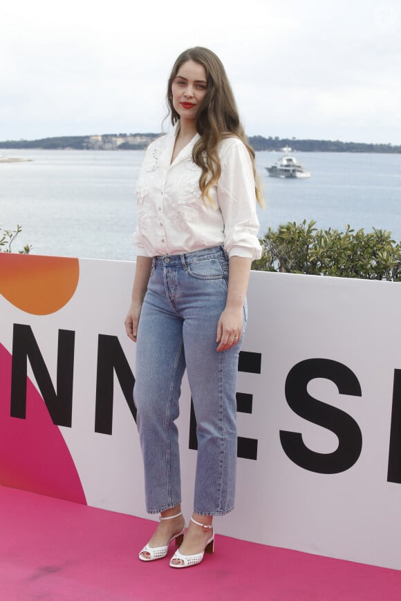 Marie-Ange Casta - Photocall de la série "Visions" lors de la 5ème saison du festival International des Séries "Canneseries" à Cannes, France, le 3 avril 2022. © Denis Guignebourg/Bestimage