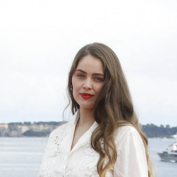 Marie-Ange Casta - Photocall de la série "Visions" lors de la 5ème saison du festival International des Séries "Canneseries" à Cannes, France, le 3 avril 2022. © Denis Guignebourg/Bestimage