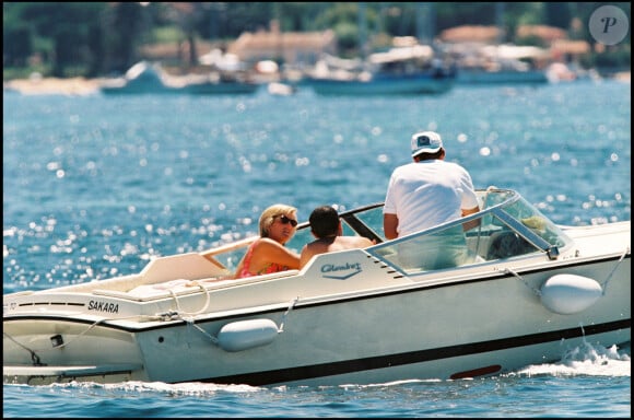 Diana Spencer et Dodi Al-Fayed, lors de leurs vacances à St-Tropez. Premières photos du couple dans la presse.
