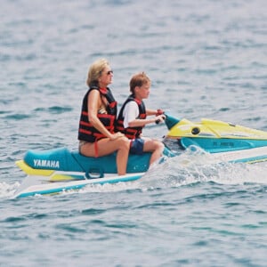 Diana Spencer et le prince Harry, lors de leurs vacances à St-Tropez, chez Mohamed Al-Fayed.
