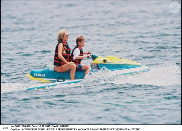 Diana Spencer et le prince Harry, lors de leurs vacances à St-Tropez, chez Mohamed Al-Fayed.
