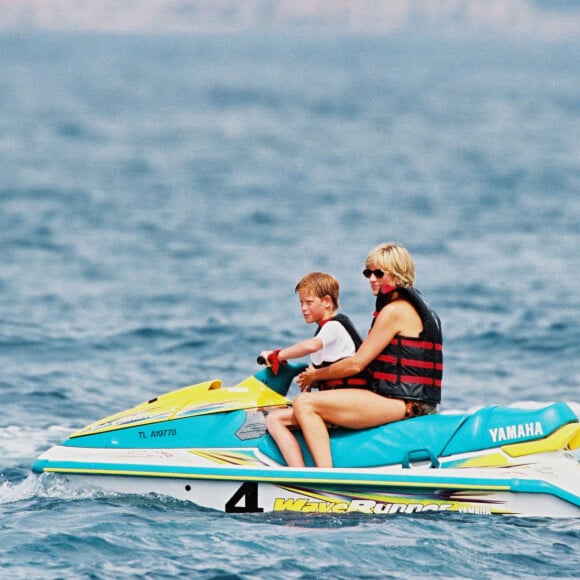 Diana Spencer et le prince Harry, lors de leurs vacances à St-Tropez chez Mohamed Al-Fayed.
