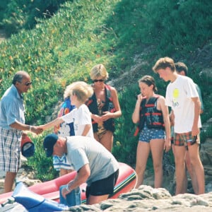 Il avait convié Diana Spencer et ses enfants à passer des vacances sur son yacht.
Lady Diana fait du jet ski avec ses enfants près de la maison de Mohamed Al-Fayed, à St Tropez.