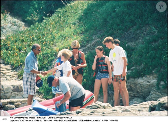 Il avait convié Diana Spencer et ses enfants à passer des vacances sur son yacht.
Lady Diana fait du jet ski avec ses enfants près de la maison de Mohamed Al-Fayed, à St Tropez.