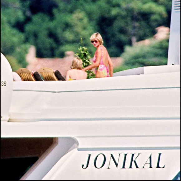 Archives - Les premières photos de Dodi Al-Fayed et de la princesse Diana, lors de leurs vacances à St-Tropez.