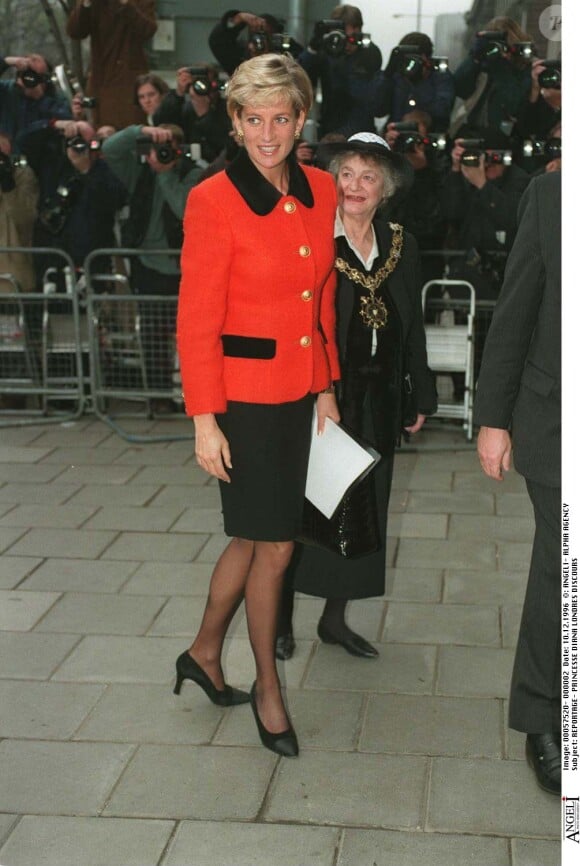 La princesse Diana participant à une oeuvre caritative en Angleterre.