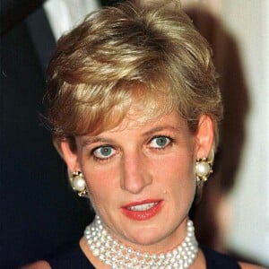 A la fin des années 90, Diana Spencer a tragiquement perdu la vie suite à un accident de voiture, à Paris.
Arrivée à Rimini de la princesse Diana, Italie.