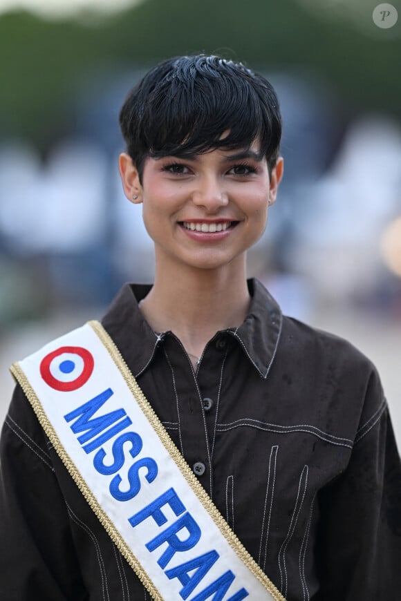 Trente Miss venues de toutes les régions de France et des Outre-Mer seront en compétition pour succéder à Eve Gilles
Eve Gilles, Miss France 2024 - Miss France 2024 fait une apparition lors de la 10ème édition du "Longines Paris Eiffel Jumping" à la Plaine de Jeux de Bagatelle à Paris le 21 juin 2024. © Veeren / Perusseau / Bestimage