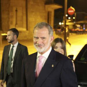 Le roi Felipe VI - La famille royale d'Espagne à la sortie du traditionnel concert de la veille de la remise des prix "Princesse des Asturies" à l'auditorium Prince Felipe à Oviedo. Le 24 octobre 2024