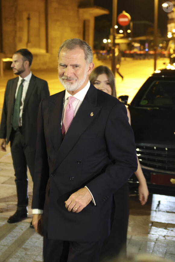Le roi Felipe VI - La famille royale d'Espagne à la sortie du traditionnel concert de la veille de la remise des prix "Princesse des Asturies" à l'auditorium Prince Felipe à Oviedo. Le 24 octobre 2024
