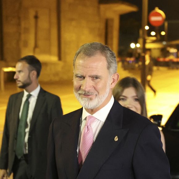 Le roi Felipe VI - La famille royale d'Espagne à la sortie du traditionnel concert de la veille de la remise des prix "Princesse des Asturies" à l'auditorium Prince Felipe à Oviedo. Le 24 octobre 2024