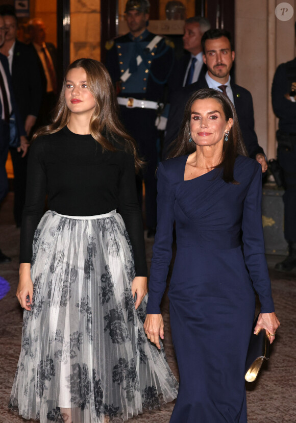 L'infante Leonor, la reine Letizia - La famille royale d'Espagne à la sortie du traditionnel concert de la veille de la remise des prix "Princesse des Asturies" à l'auditorium Prince Felipe à Oviedo. Le 24 octobre 2024