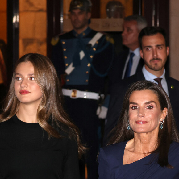 L'infante Leonor, la reine Letizia - La famille royale d'Espagne à la sortie du traditionnel concert de la veille de la remise des prix "Princesse des Asturies" à l'auditorium Prince Felipe à Oviedo. Le 24 octobre 2024