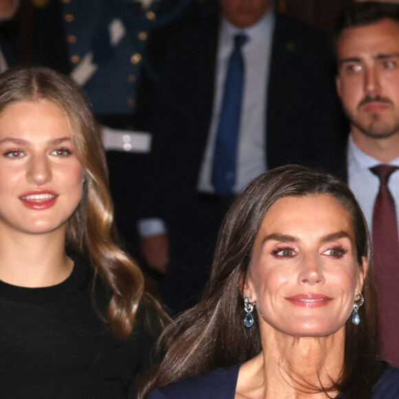 L'infante Leonor, la reine Letizia - La famille royale d'Espagne à la sortie du traditionnel concert de la veille de la remise des prix "Princesse des Asturies" à l'auditorium Prince Felipe à Oviedo. Le 24 octobre 2024